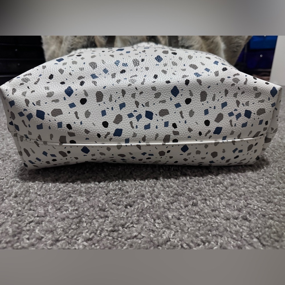 Thirty-One Around Town Tote in the Terrazzo Pebble pattern - Picture 3 of 5